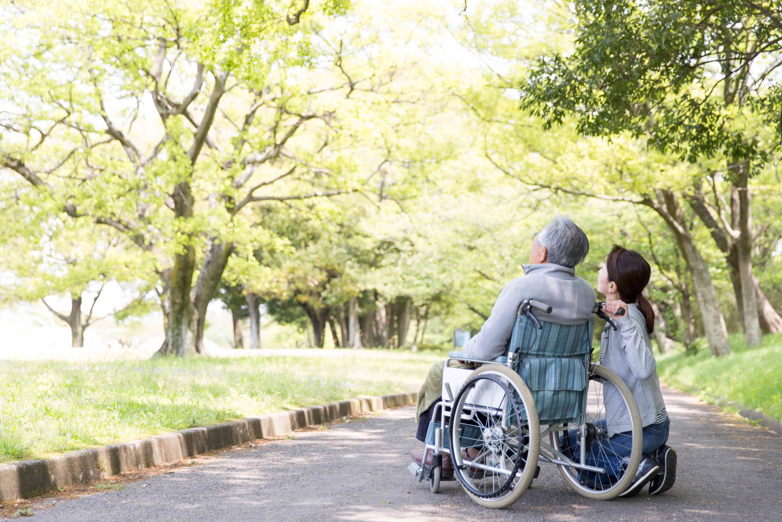 Haushaltshilfe unterstützt eine Seniorin im eigenen Zuhause